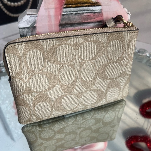 Coach signature. Beige and  white leather zip round wristlet - Picture 6 of 11
